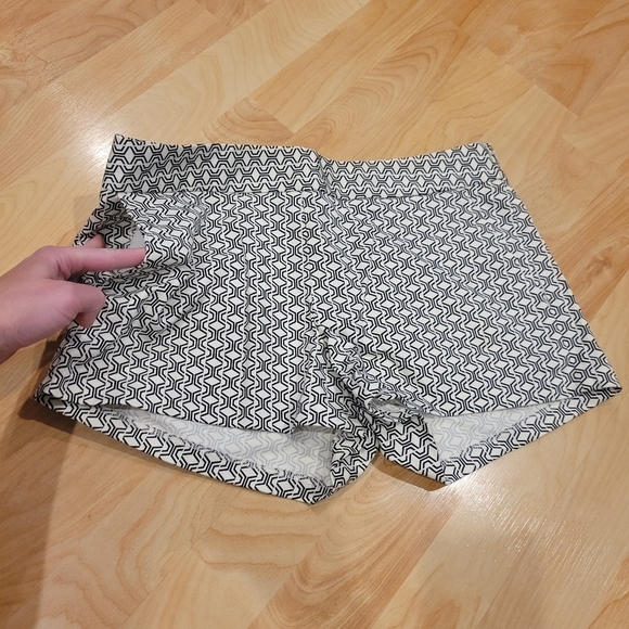 Express Geometric Black And White Shorts Size 2 - Picture 7 of 10
